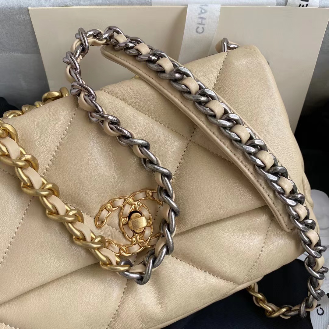 CHANEL 19 Medium Beige