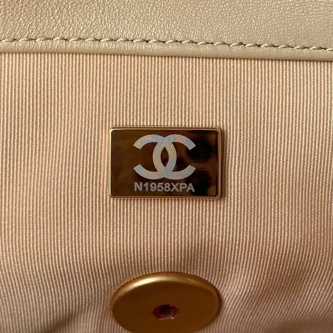 CHANEL 19 Medium Beige