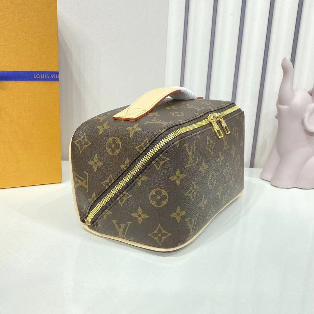 LOUIS VUITTON Toiletry Bag M11750