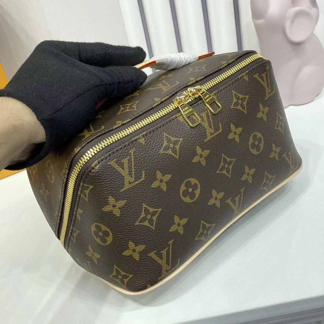 LOUIS VUITTON Toiletry Bag M11750